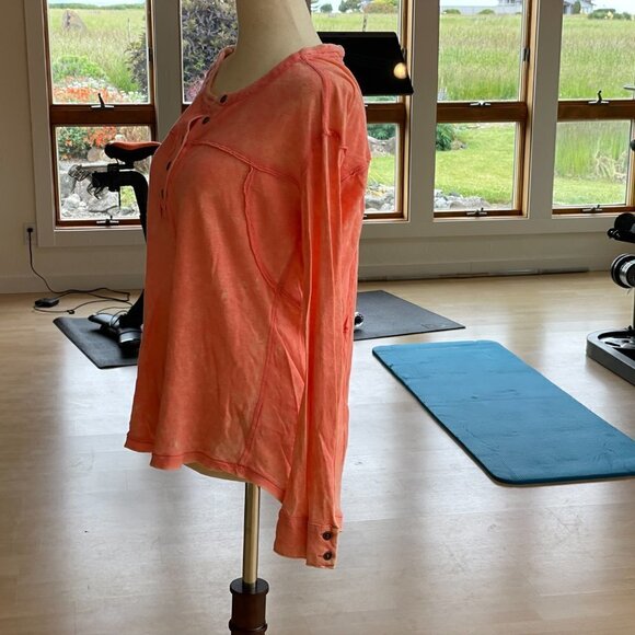 WE The Free Salmon Casual Top ~ Runs Like A Medium - Picture 4 of 8